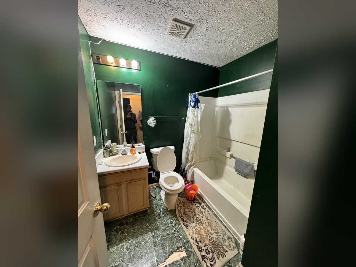 Wendell primary bathroom before renovation